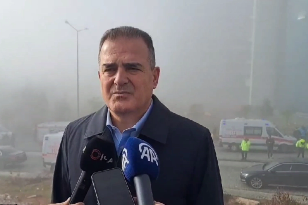 Helikopter kazasıyla ilgili Vali Akbıyık'tan ilk açıklamalar... Taziye mesajları peş peşe geldi 