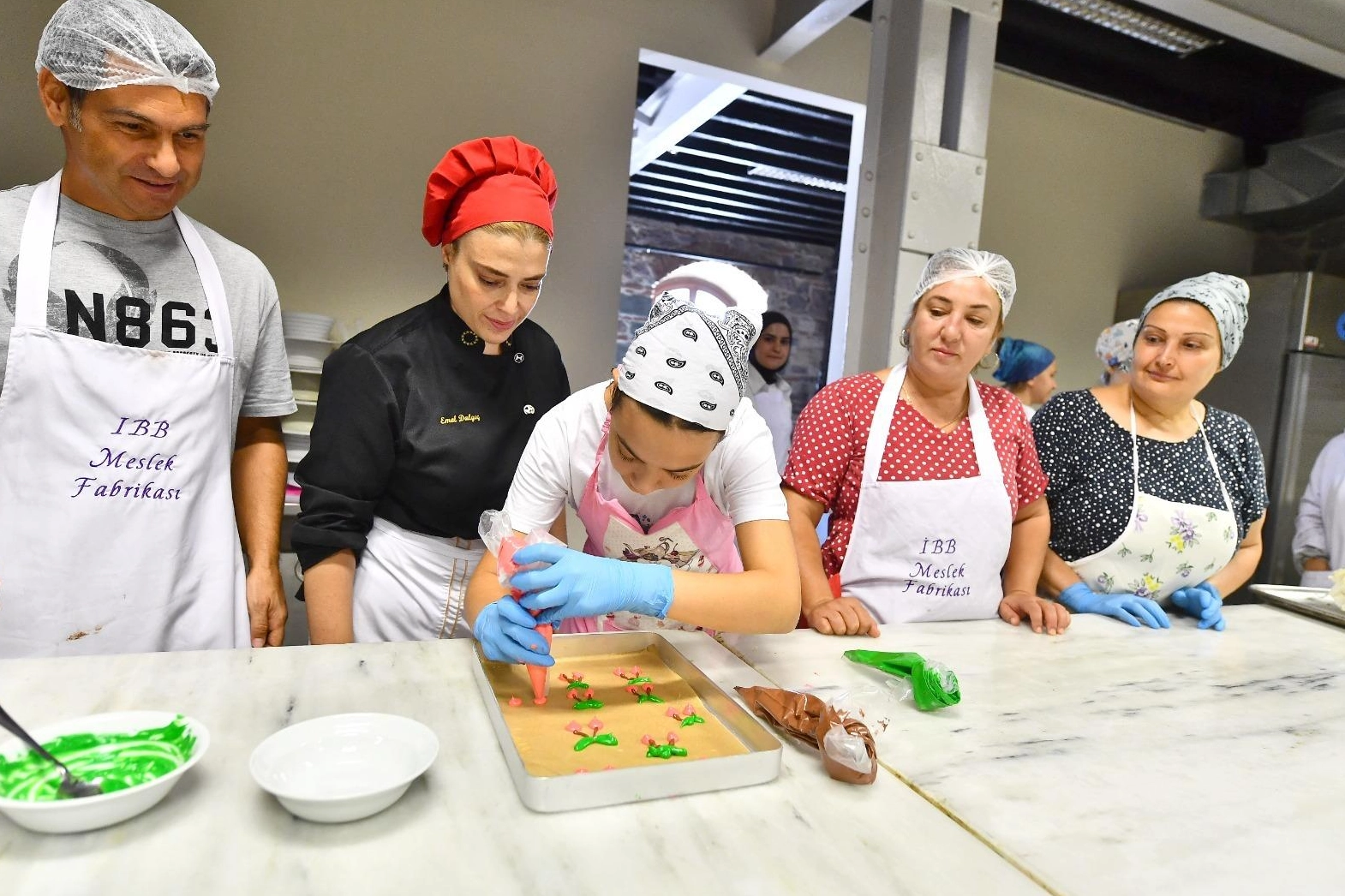 İzmir'de 'Meslek Fabrikası' binlerce kişiye umut oldu 