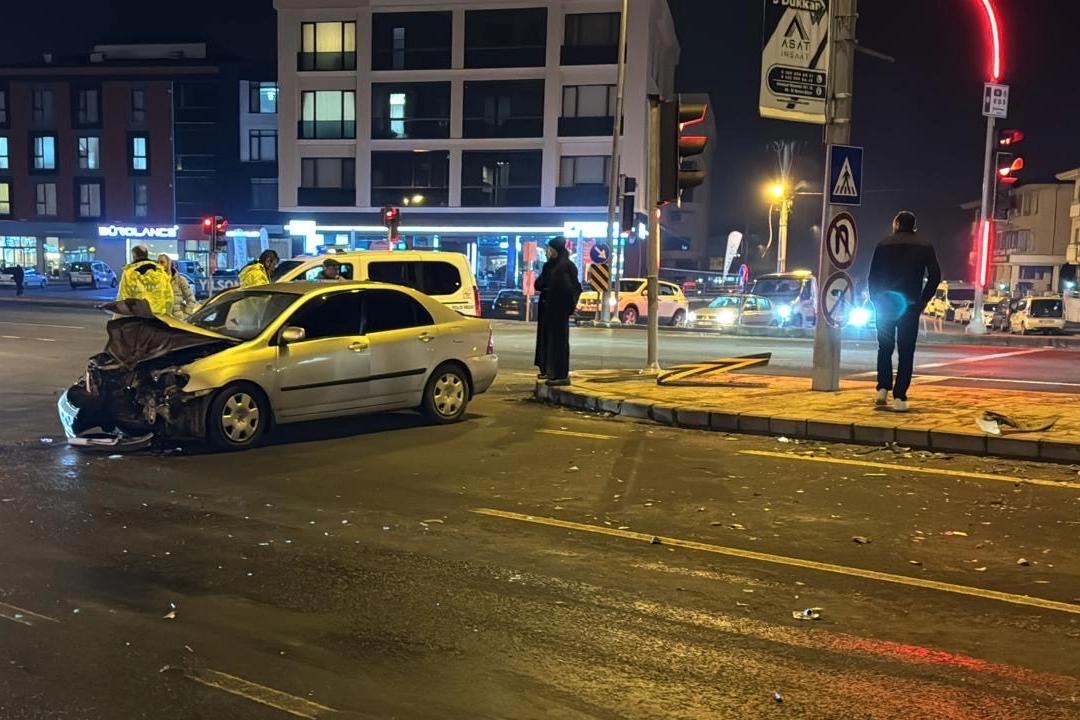 Düzce'de iki otomobil çarpıştı! 4 yaralı 