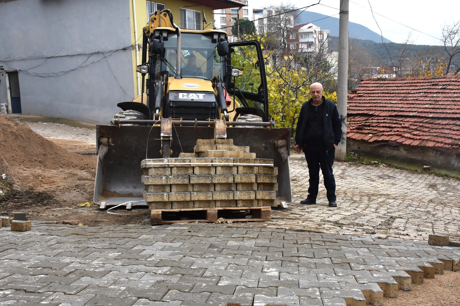 Bursa Gemlik'in kırsalında üst yapı sürüyor 