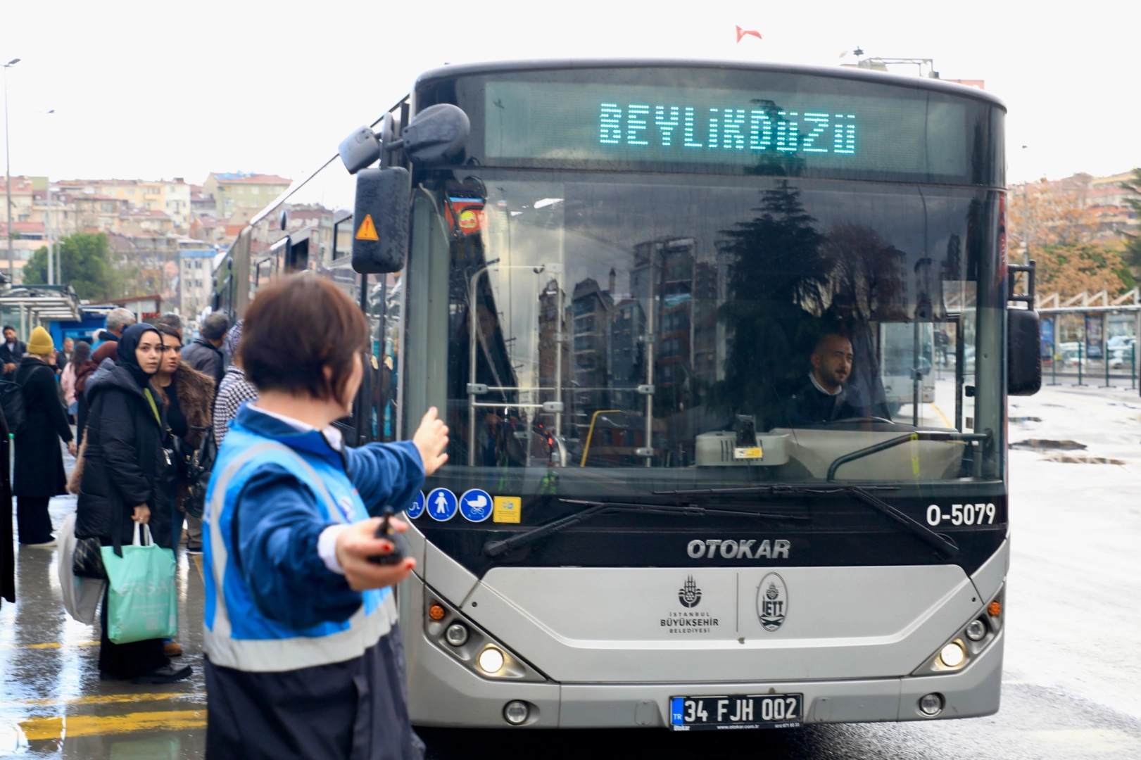 İETT'de ilk kadın metrobüs denetim amiri iş başında 