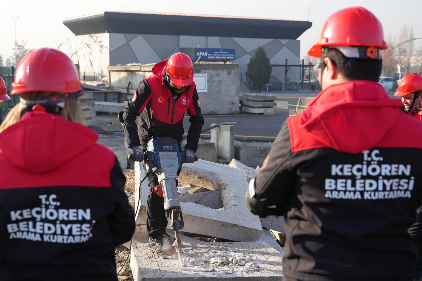 Ankara Keçiören'de afet gönüllüleri eğitimde 