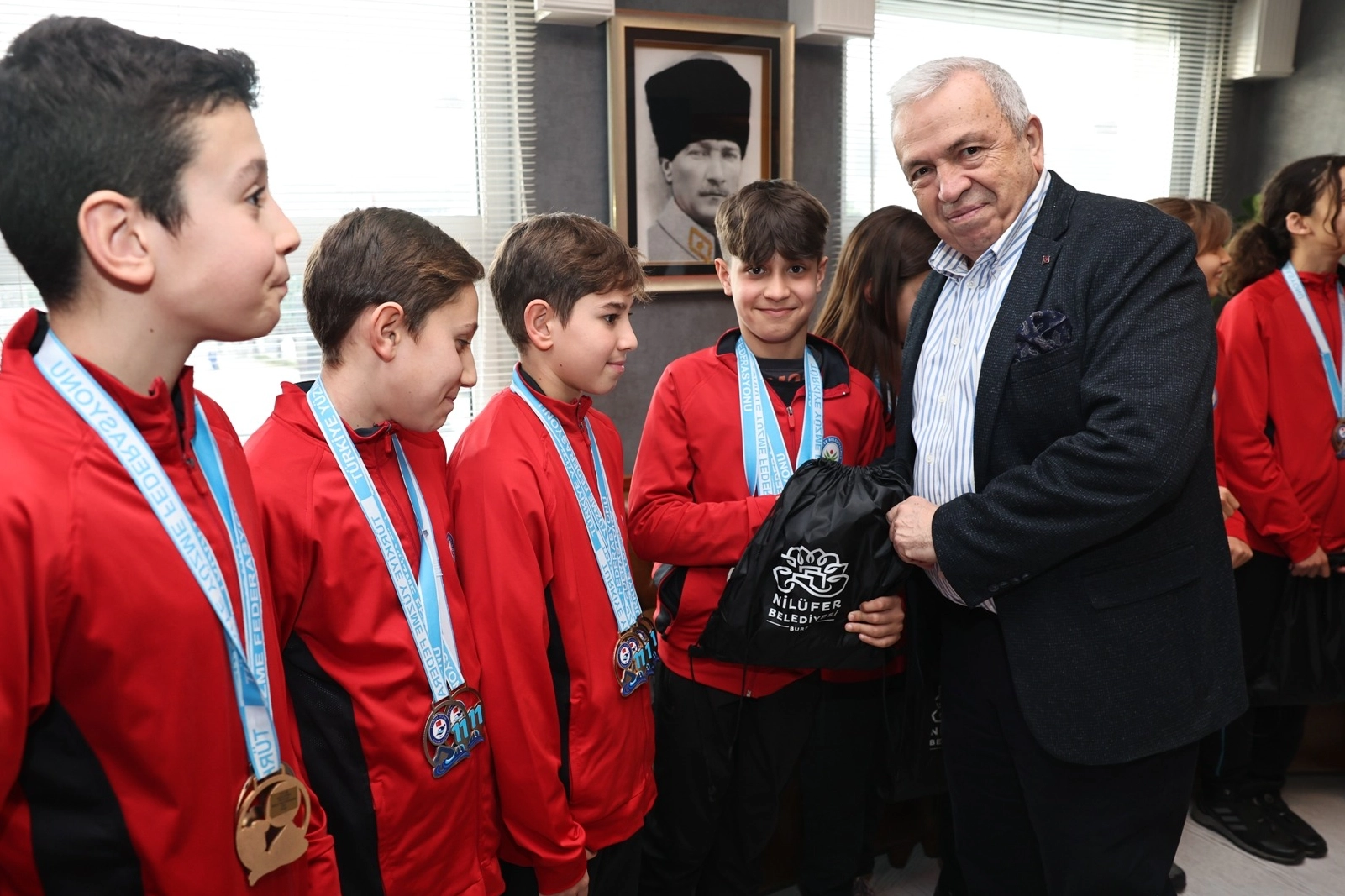Bursa'da Başkan Özdemir başarılı sporcuları ağırladı 