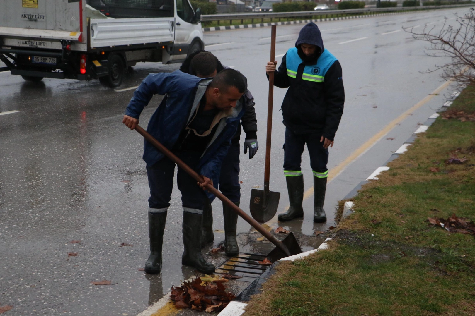 Manisa'da MASKİ ekipleri şiddeli yağışa karşı sahada 