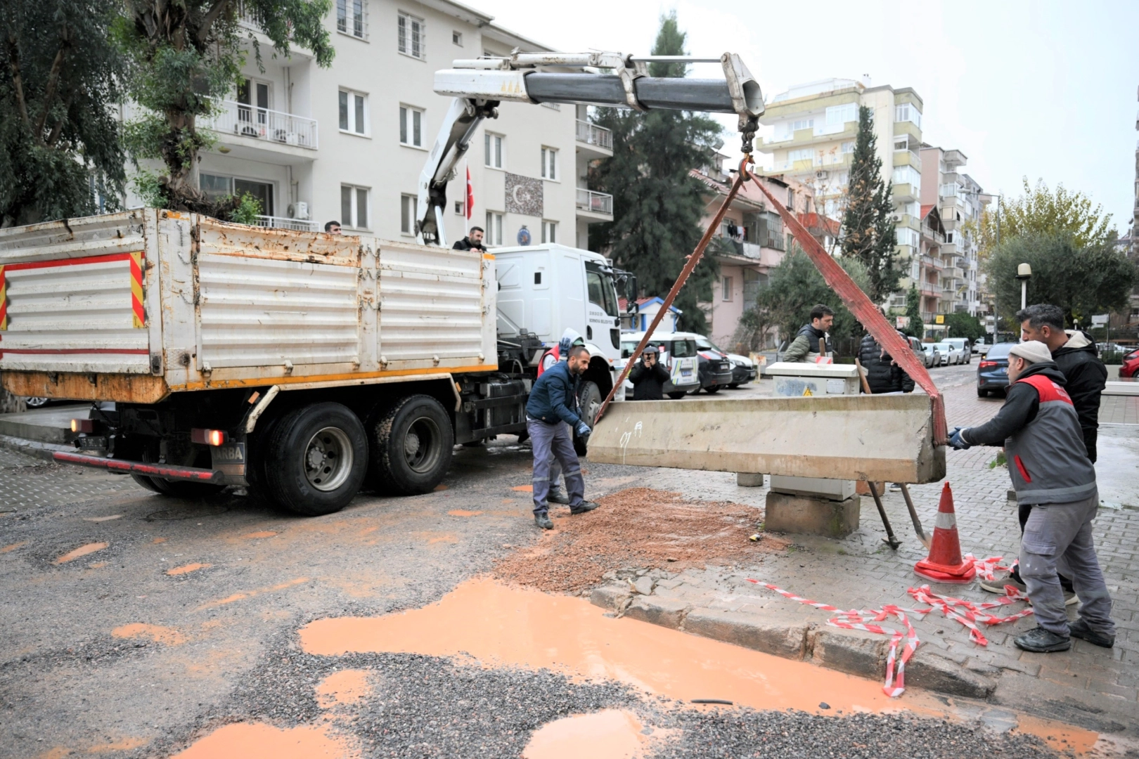 İzmir Bornova’da elektrik kaçağı tehlikesine hızlı müdahale 