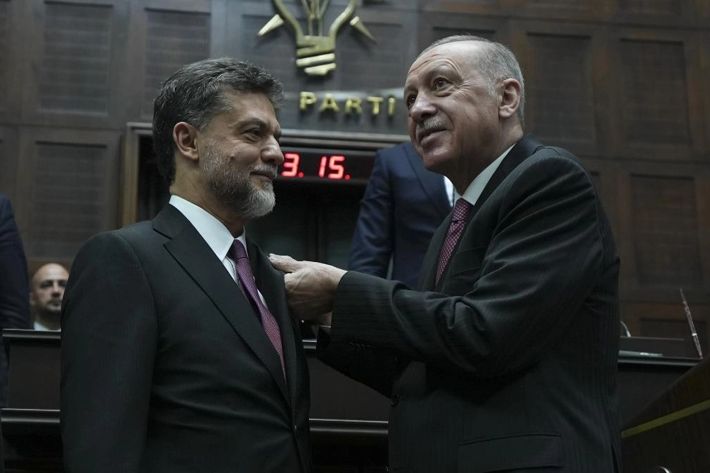 Dün istifa eden Yamalı AK Parti rozetini taktı! 