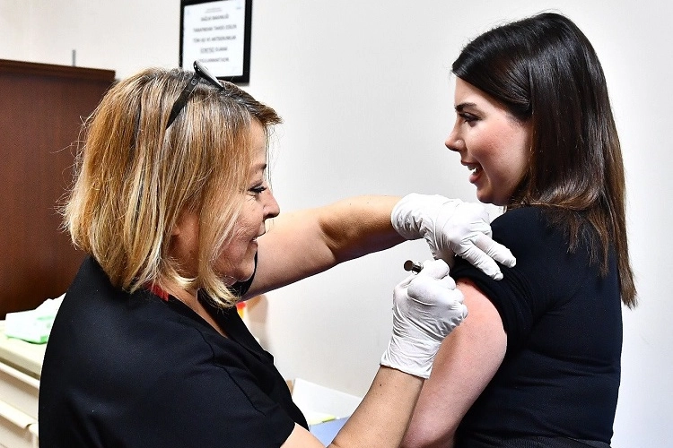 İzmir Büyükşehir Belediyesi HPV aşısı uygulamasını başlattı 
