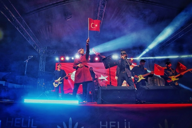 İzmir Karabağlar'da Yılbaşı Panayırı'na büyük ilgi 