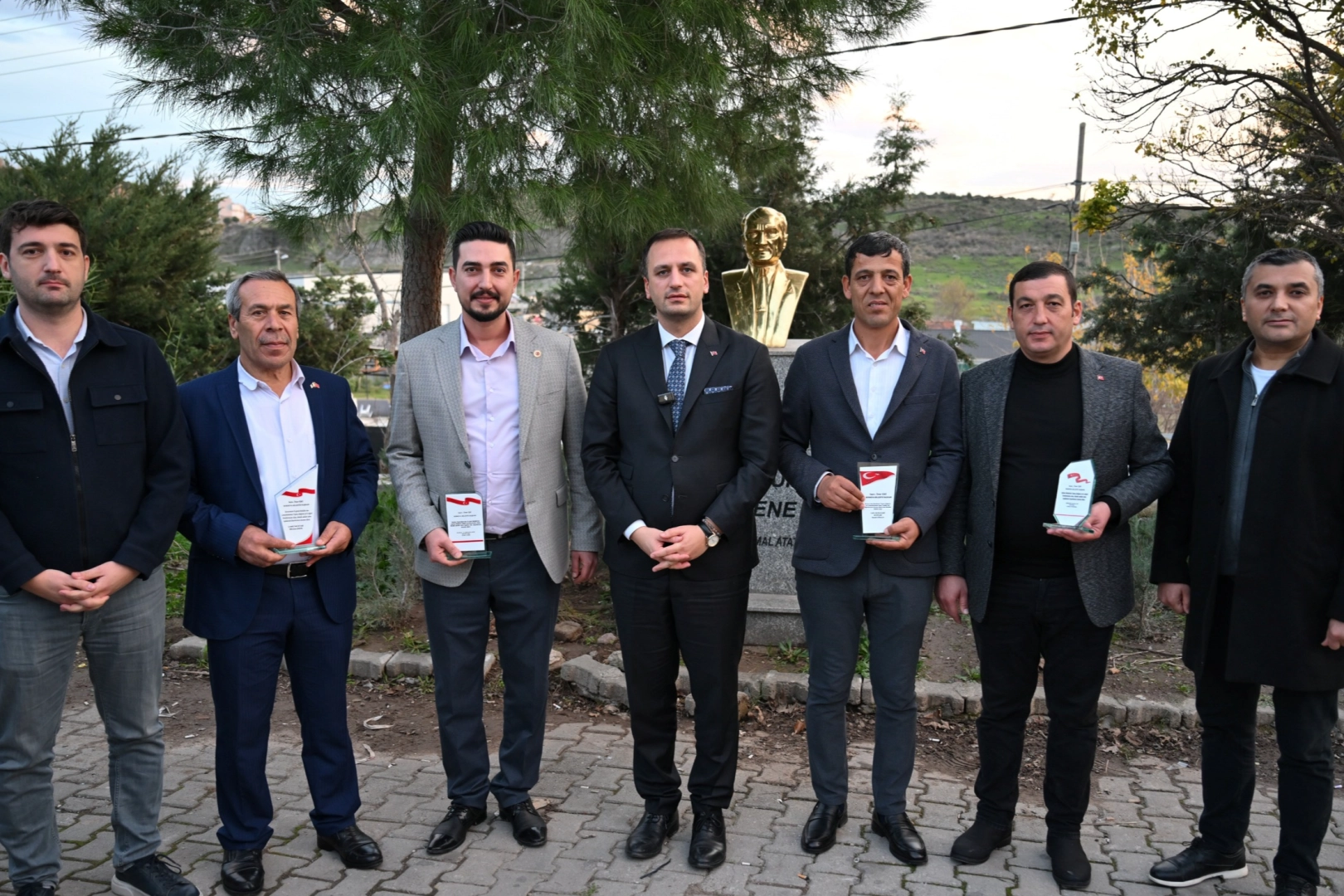 İzmir Bornova’da muhtarlardan Başkan Eşki’ye teşekkür plaketi 