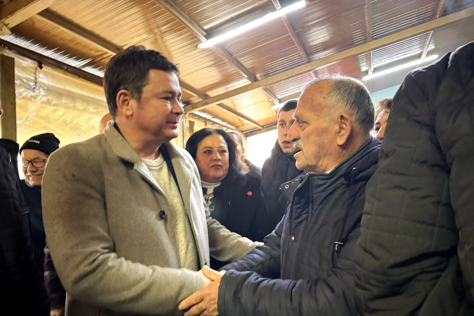 Başkan Aydın Bursa'da mahalleleri adım adım geziyor 