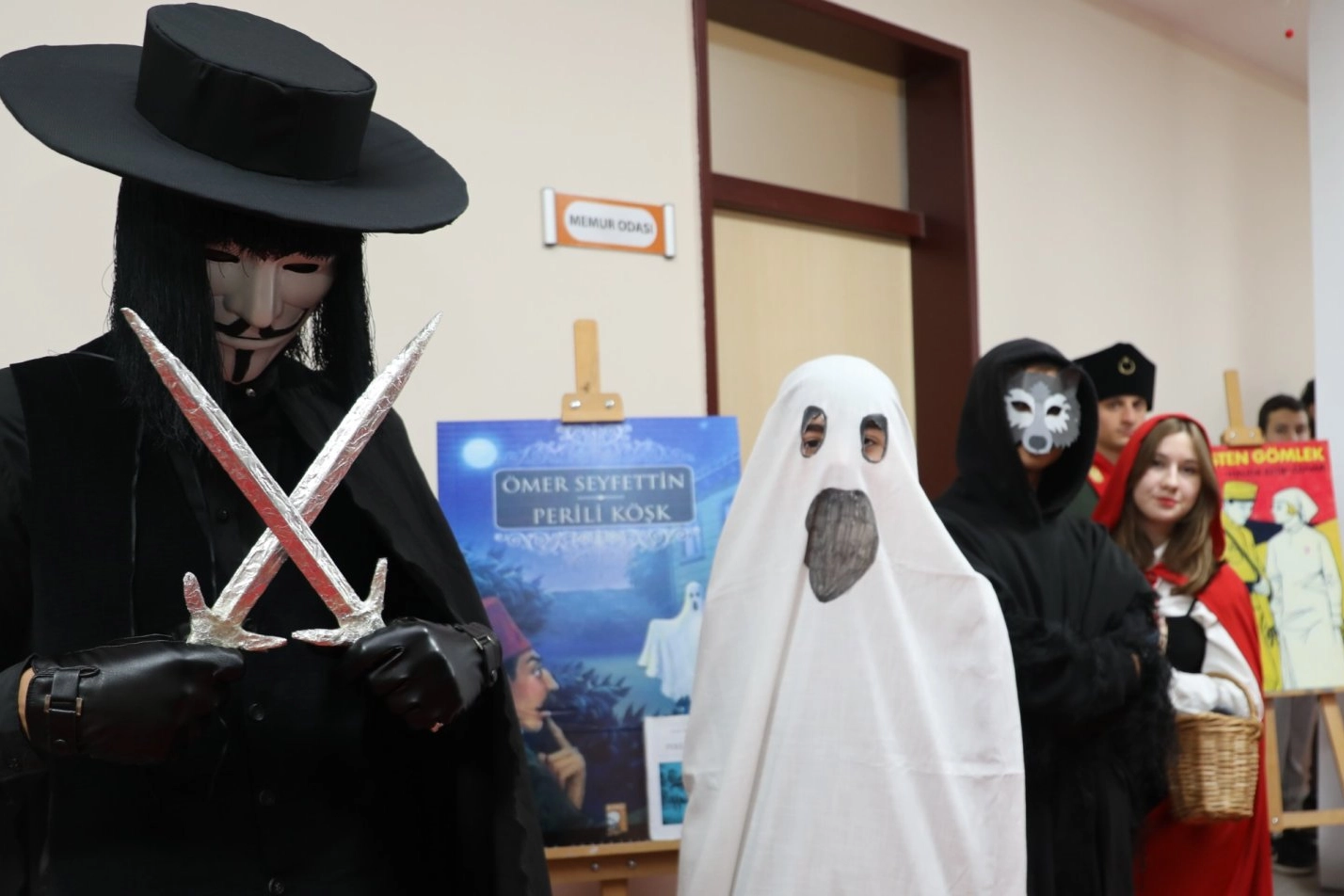 Sakarya'da lise öğrencileri 40 roman kahramanına hayat verdi 