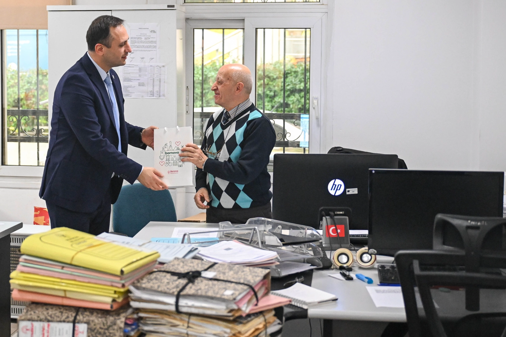 İzmir Bornova'da Başkan Eşki'den personele yeni yıl hediyesi 