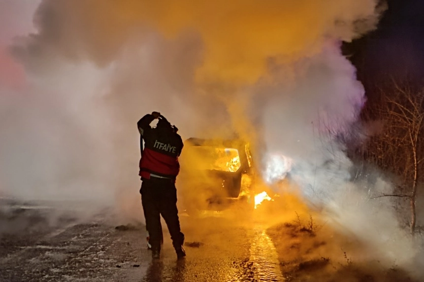 Bilecik’te alev alan araçtan hurda yığını kaldı 
