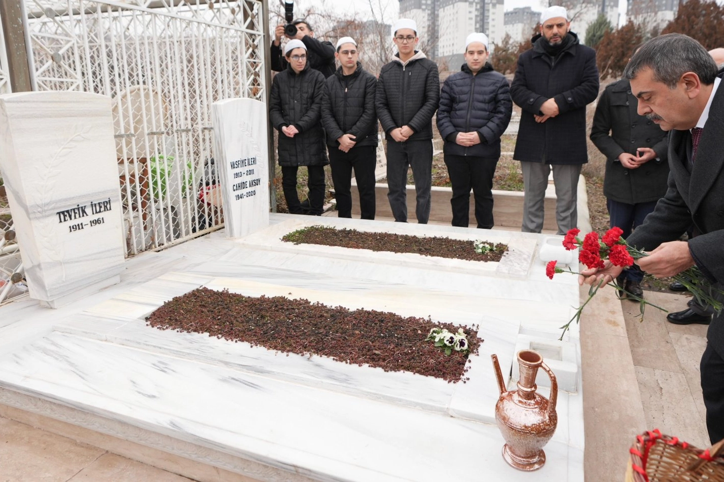 Eski Bakan İleri'ye Bakan Tekin'den vefa 