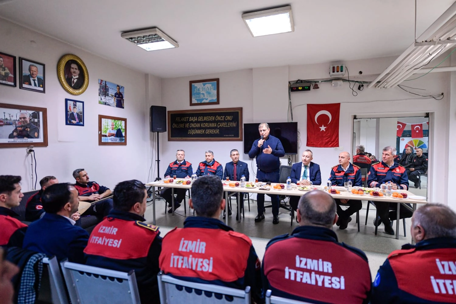 Başkan Tugay 2025’i nöbetteki itfaiyecilerle karşıladı 