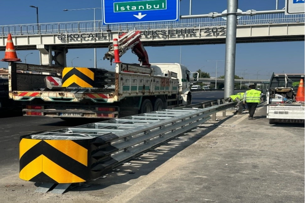 Kocaeli Büyükşehir'den 65 bin metre oto korkuluk 