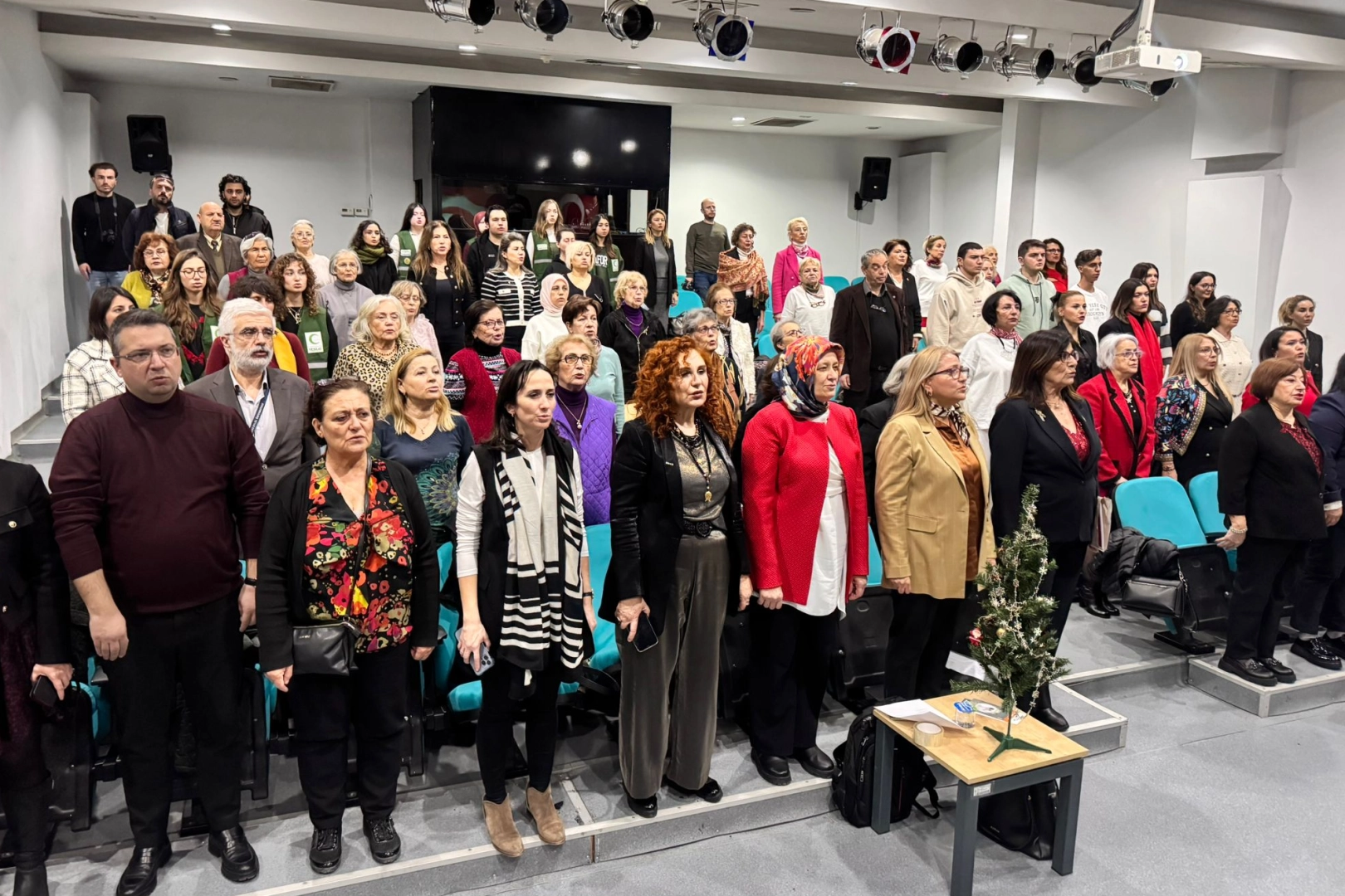 İzmirli kadınlardan Yeşilay’a tam destek 
