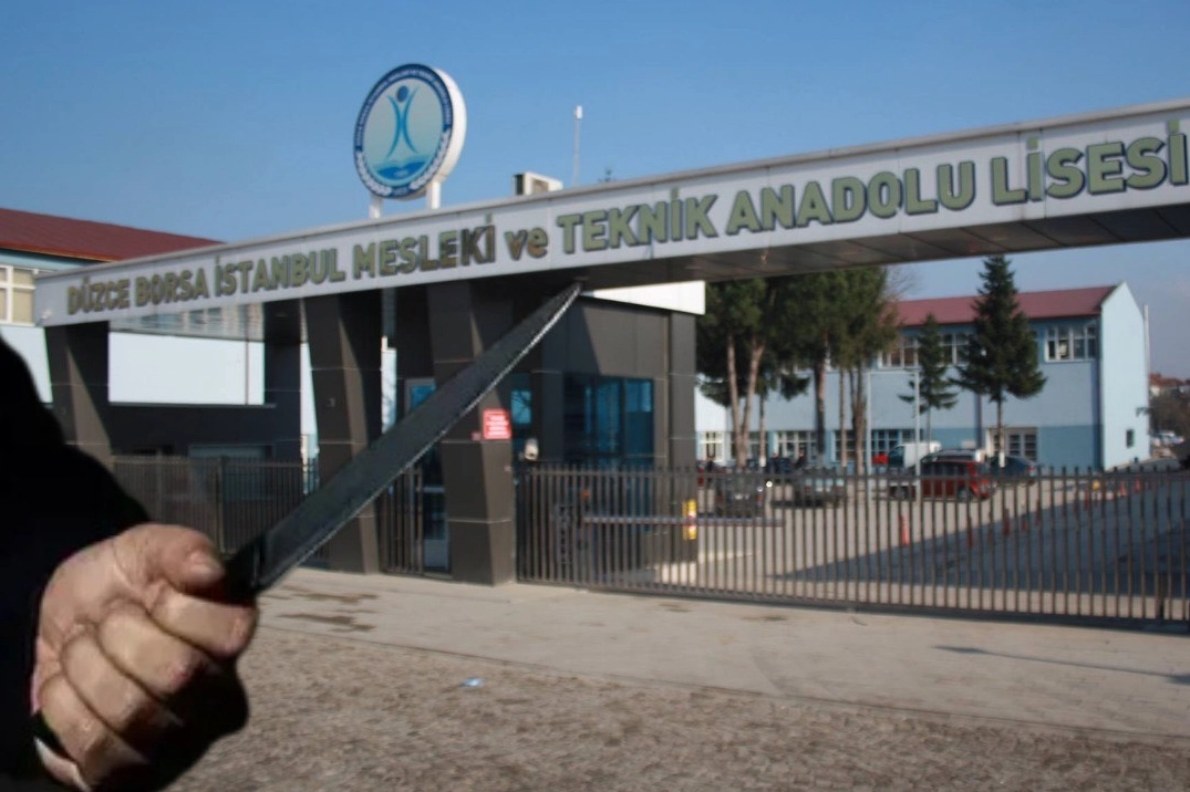 Düzce'de lise öğrencisi okul önünde bıçaklandı 