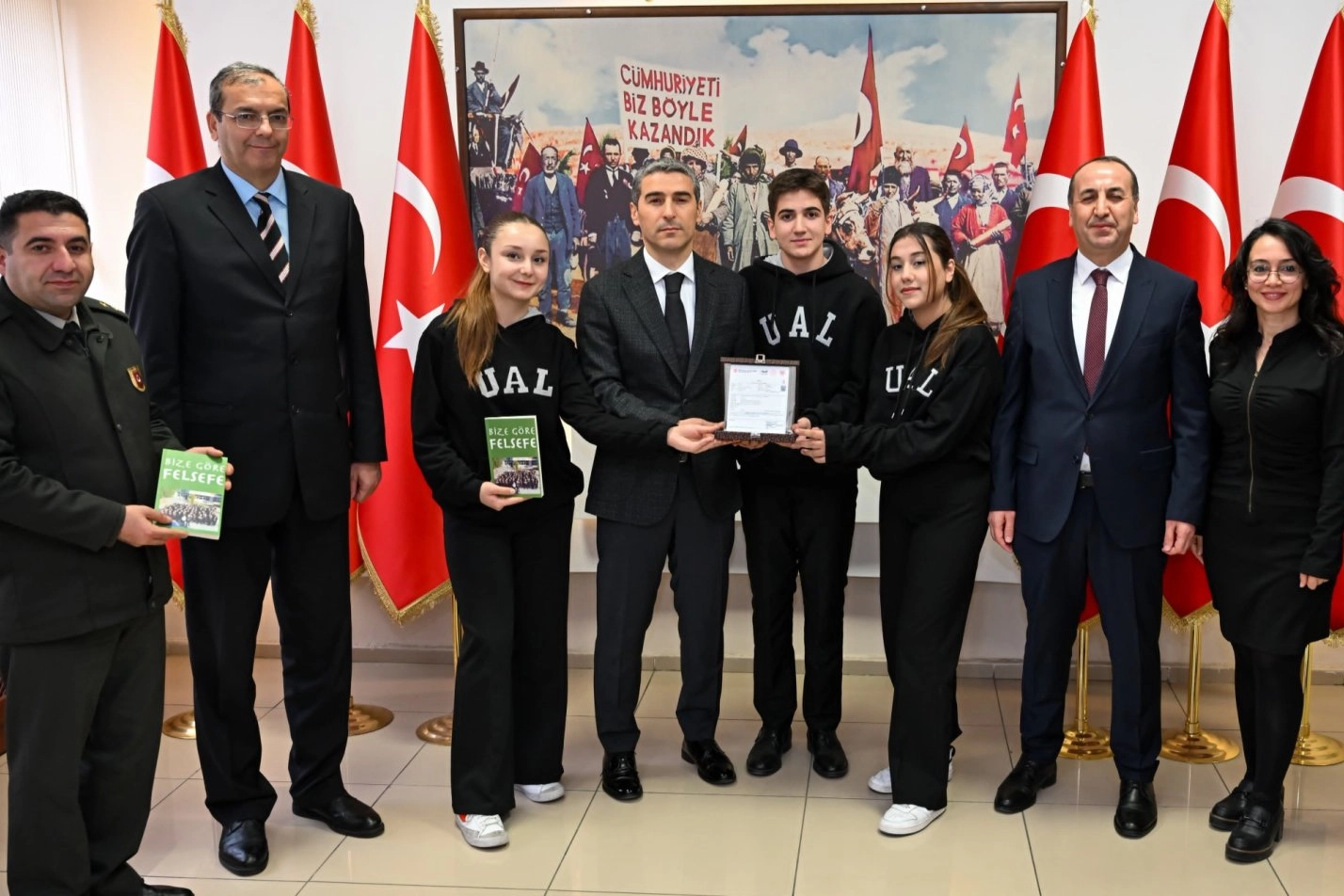 Uşak'ta liseliler yazdıkları kitabın gelirini Mehmetçiğe bağışladı 