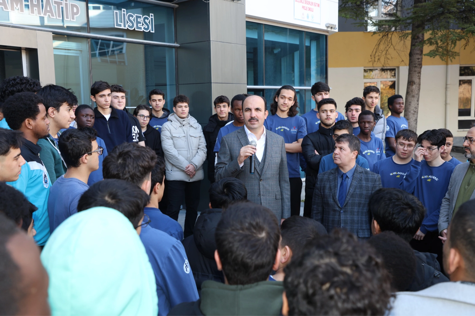 Konya'da Başkan Altay'dan uluslararası liselilere ziyaret 