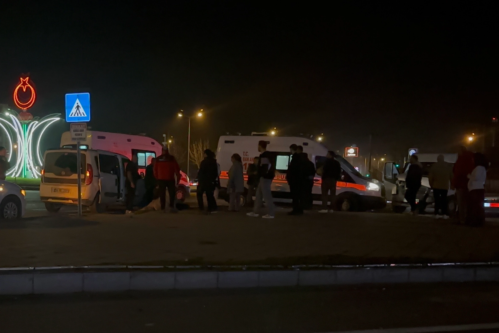 Düzce'de trafik kazası: Yaralanan kadının çocuğuna polis sahip çıktı 