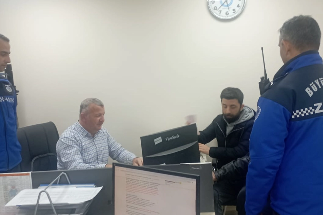Vatandaşın düşürdüğü parayı zabıta buldu 