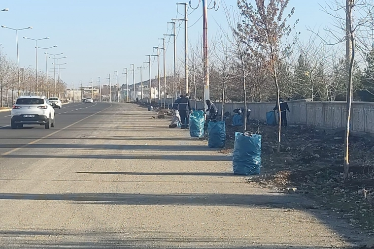 Diyarbakır kent girişlerinde temizlik çalışması 