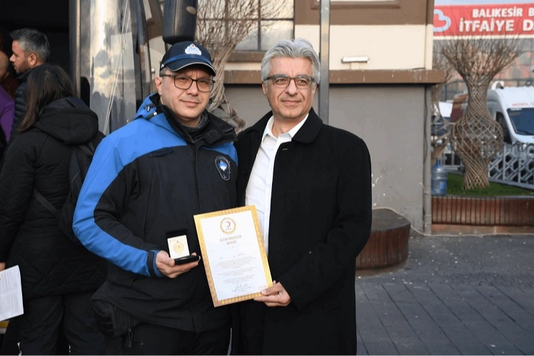 37 kez kan bağışlayan Balıkesirli zabıtaya Kızılay’dan ödül 