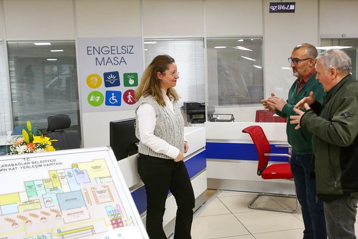 İzmir Karabağlar Belediyesi’nden “Engelsiz Masa” hizmeti 