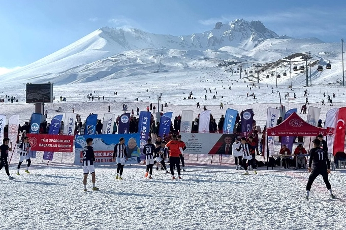 Kayseri Erciyes'te Kar Ragbi heyecanı başladı 