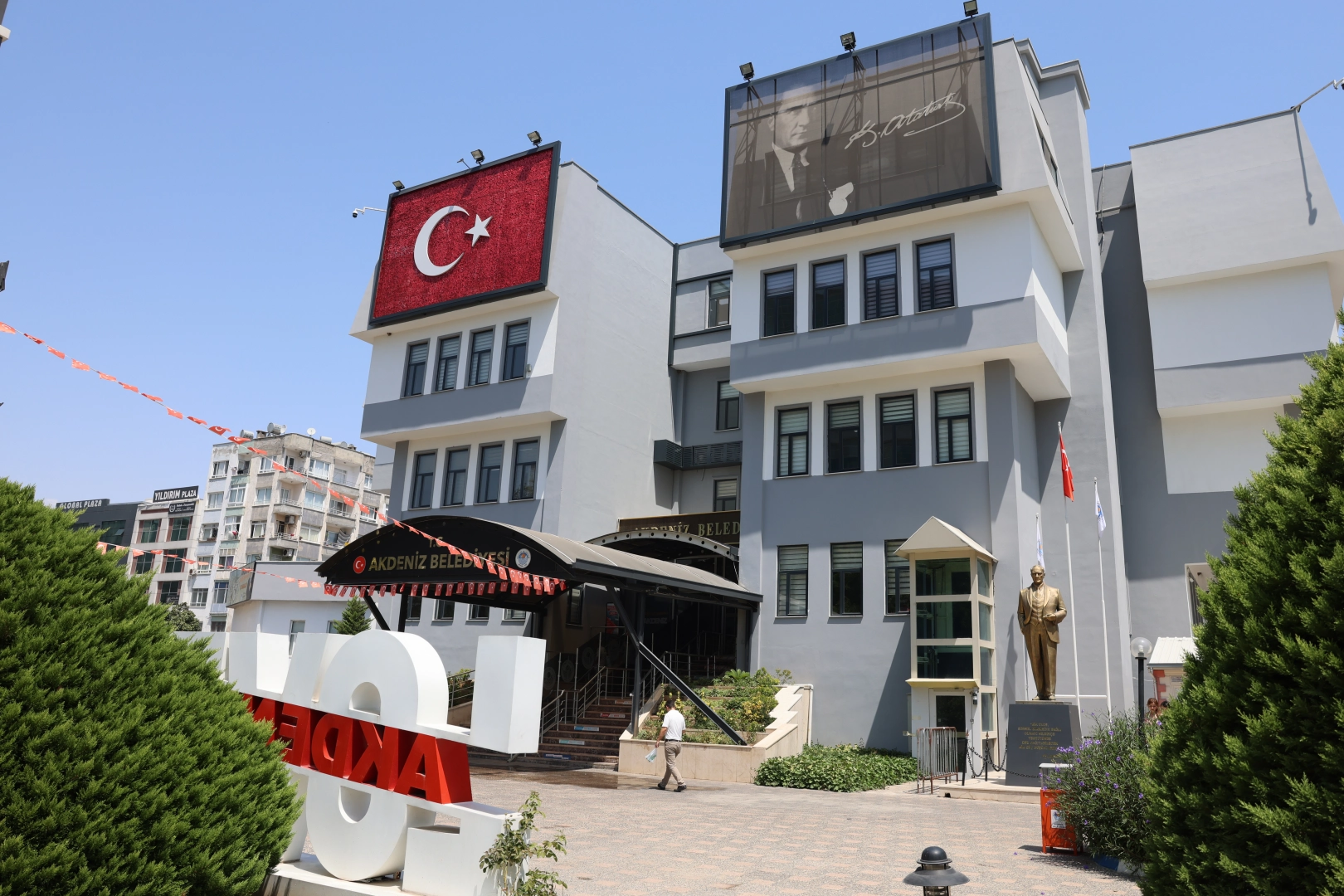 Akdeniz Belediyesi'nde 5 tutuklama! Yeni Başkan Kaymakam Şener atandı 
