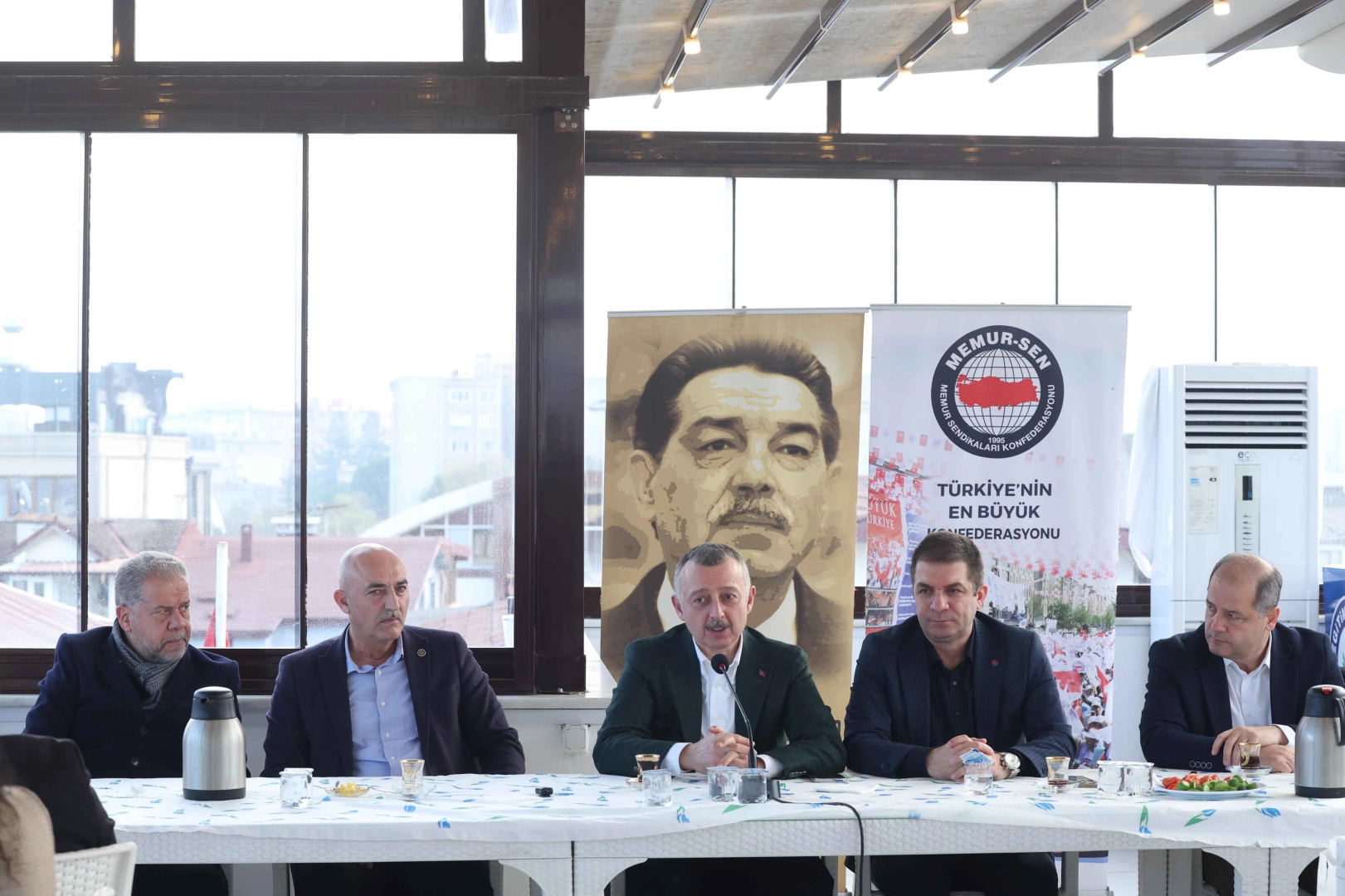 Başkan Büyükakın, Kocaeli Memur-Sen'e konuk oldu 