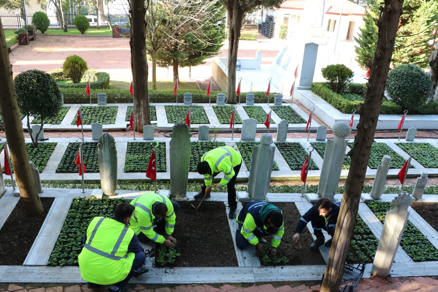 Kocaeli'de şehitlerin mezarları çiçeklerle donatıldı 