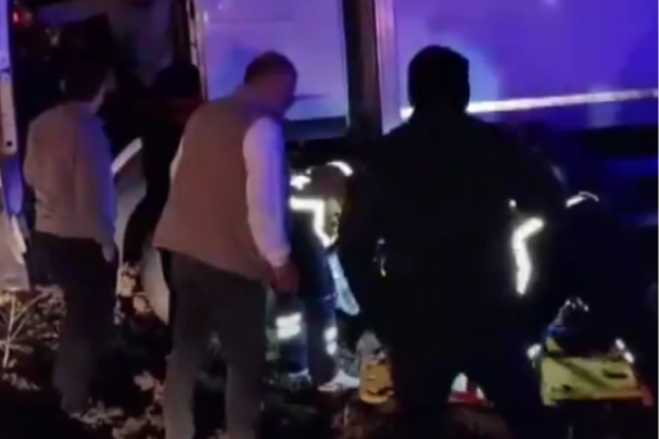 Bakan Yerlikaya, kamyonun çarptığı polis memuruyla ilgili son durumu paylaştı 