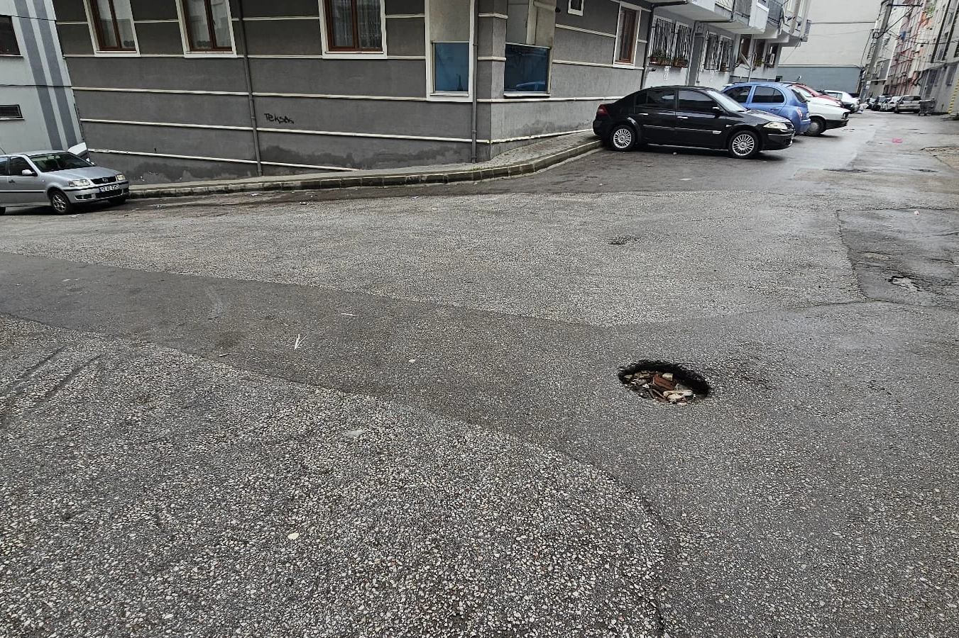 Bursa Yıldırım'da yol ortasındaki çukurda araçlar hasar görüyor 