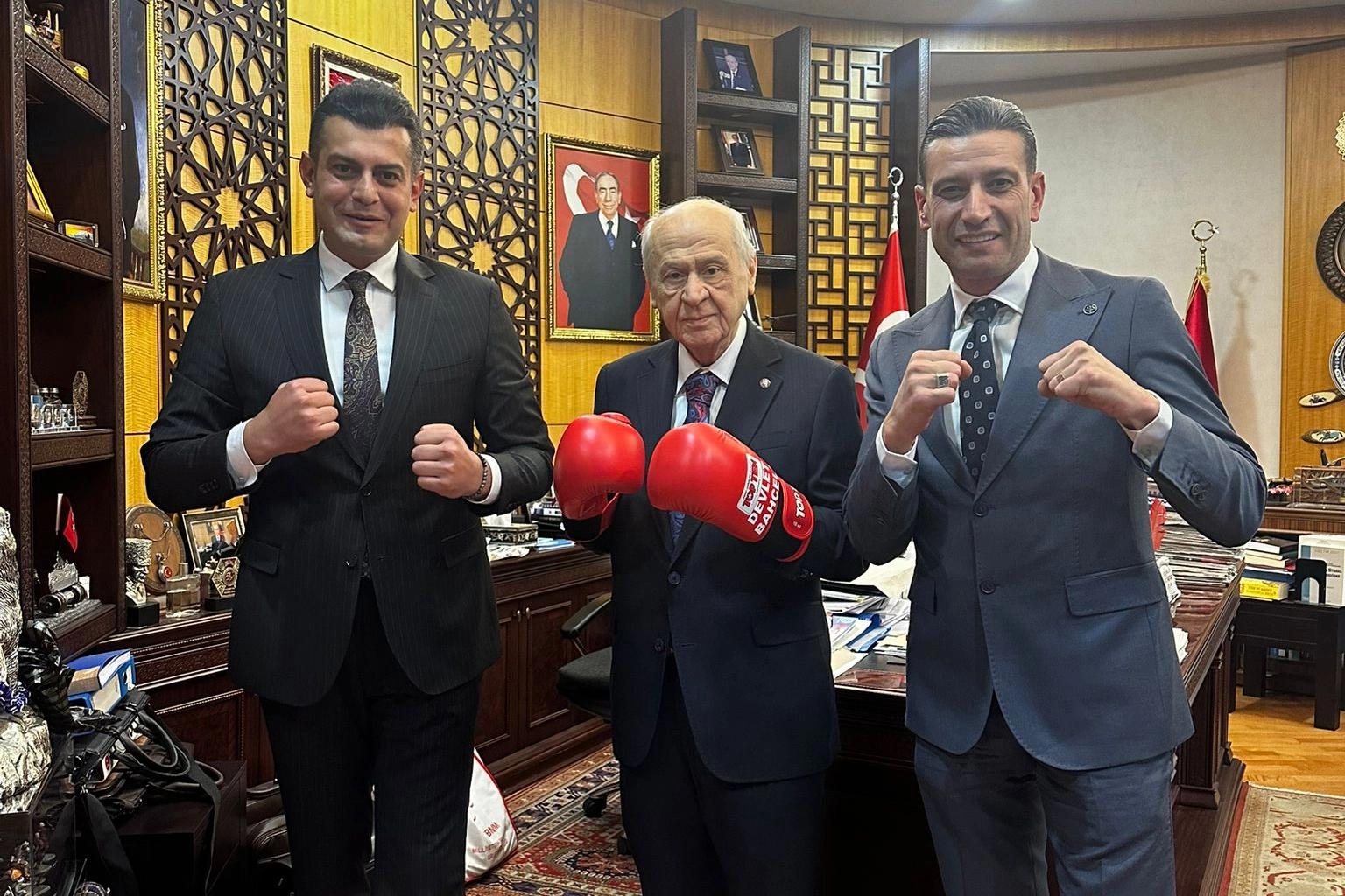 Bahçeli'den 'boks eldivenli' poz! 