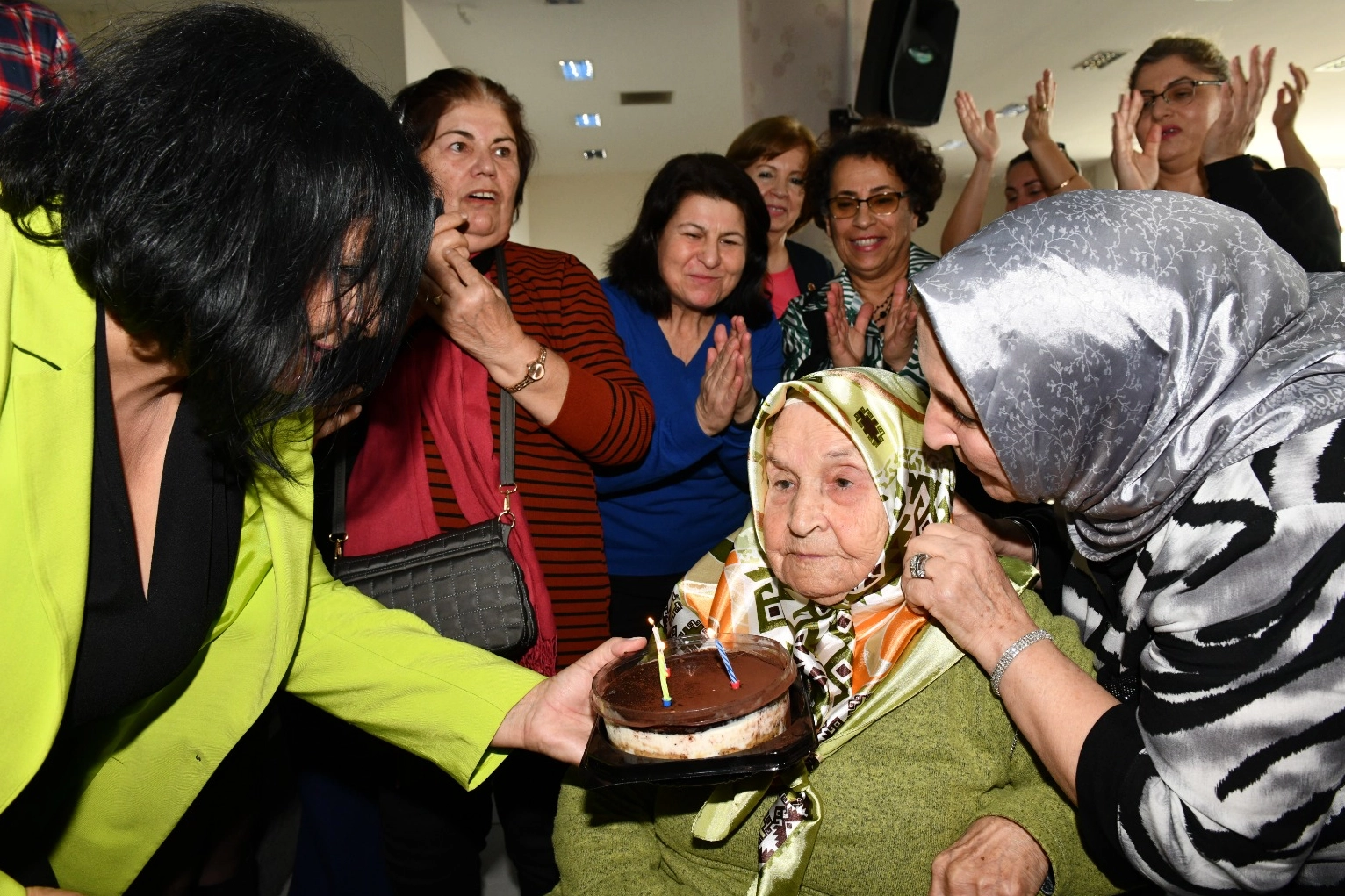 103 yaşındaki Hüsniye Teyze’ye sürpriz doğum günü 