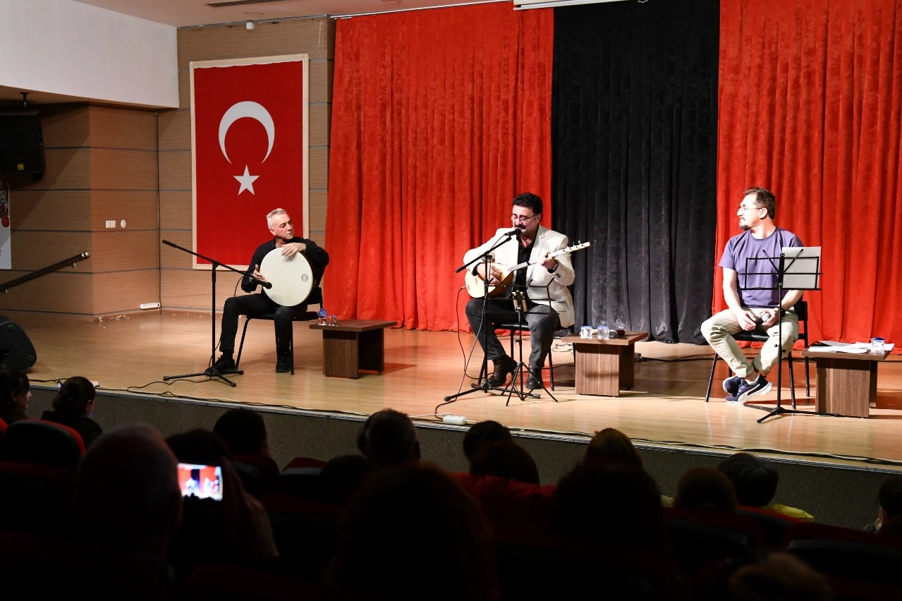 İzmir Çiğli’de şiir ve türkü rüzgarı esti 