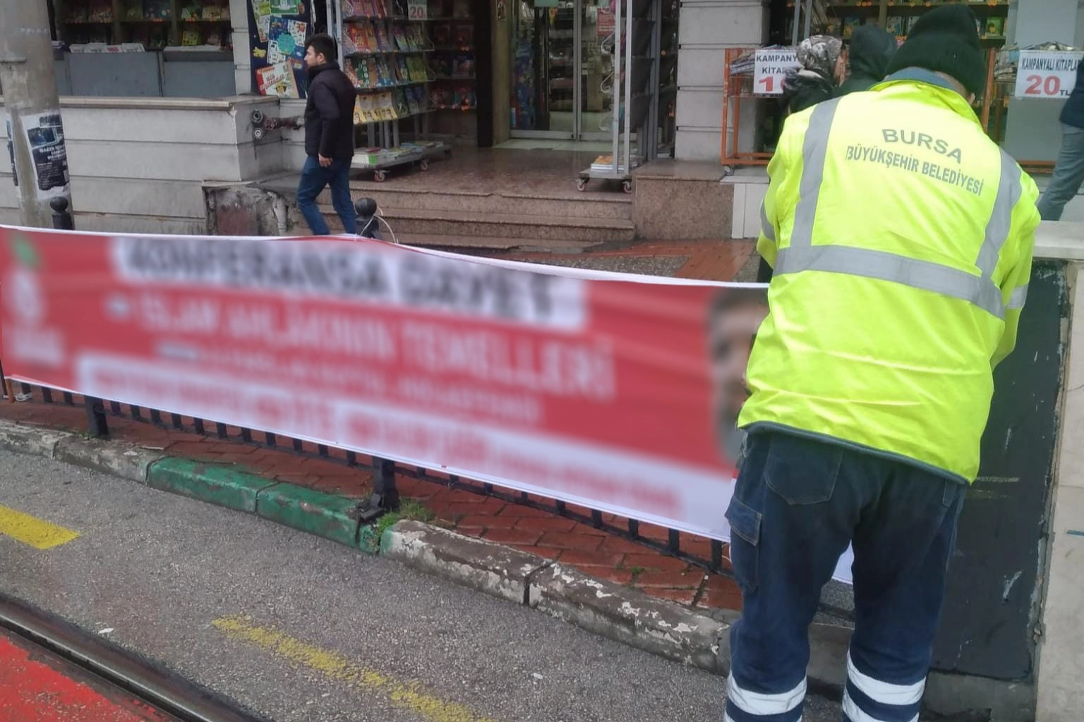 Bursa Büyükşehir'den 'izinsiz afiş' avı! 