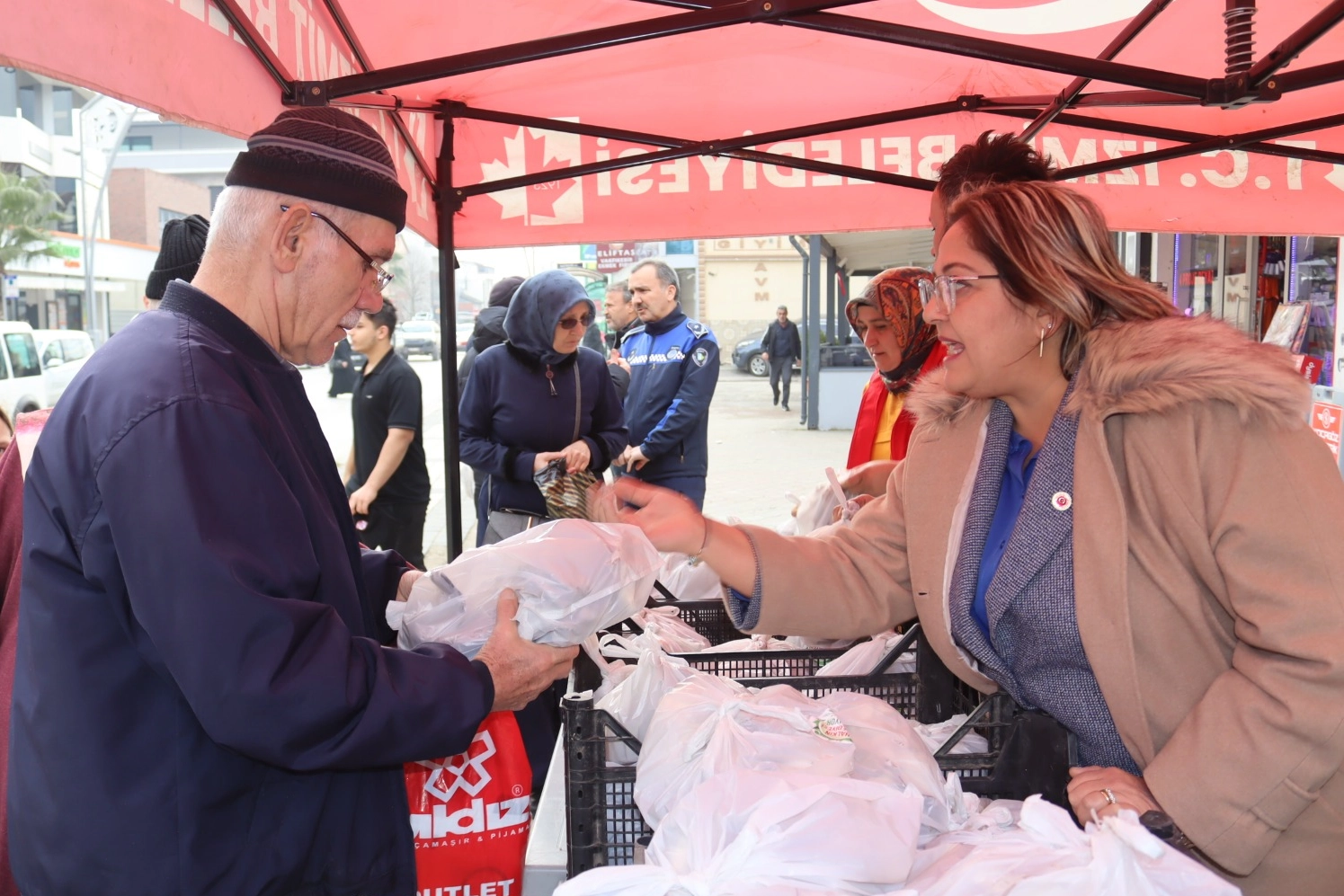 İzmit ürettiklerini paylaşmayı sürdürüyor 
