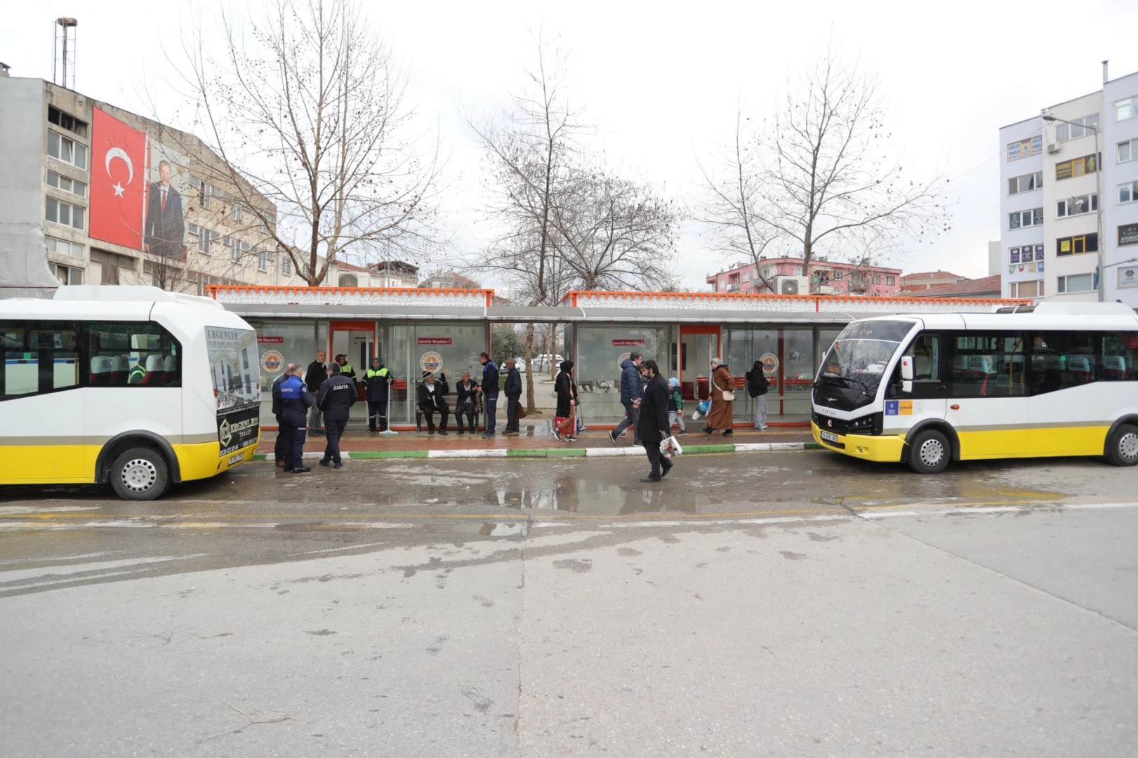 Bursa Gemlik’te otobüs durakları tertemiz 