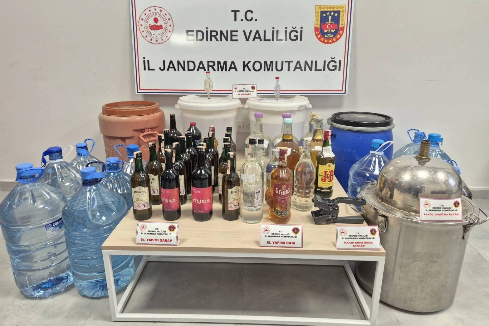 Edirne Keşan'da litrelerce sahte içki ele geçirildi 