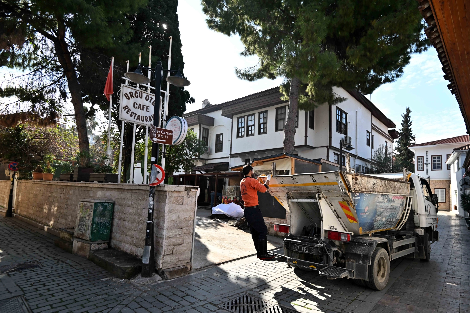 Antalya Kaleiçi’nde çöpte dedektiflik 