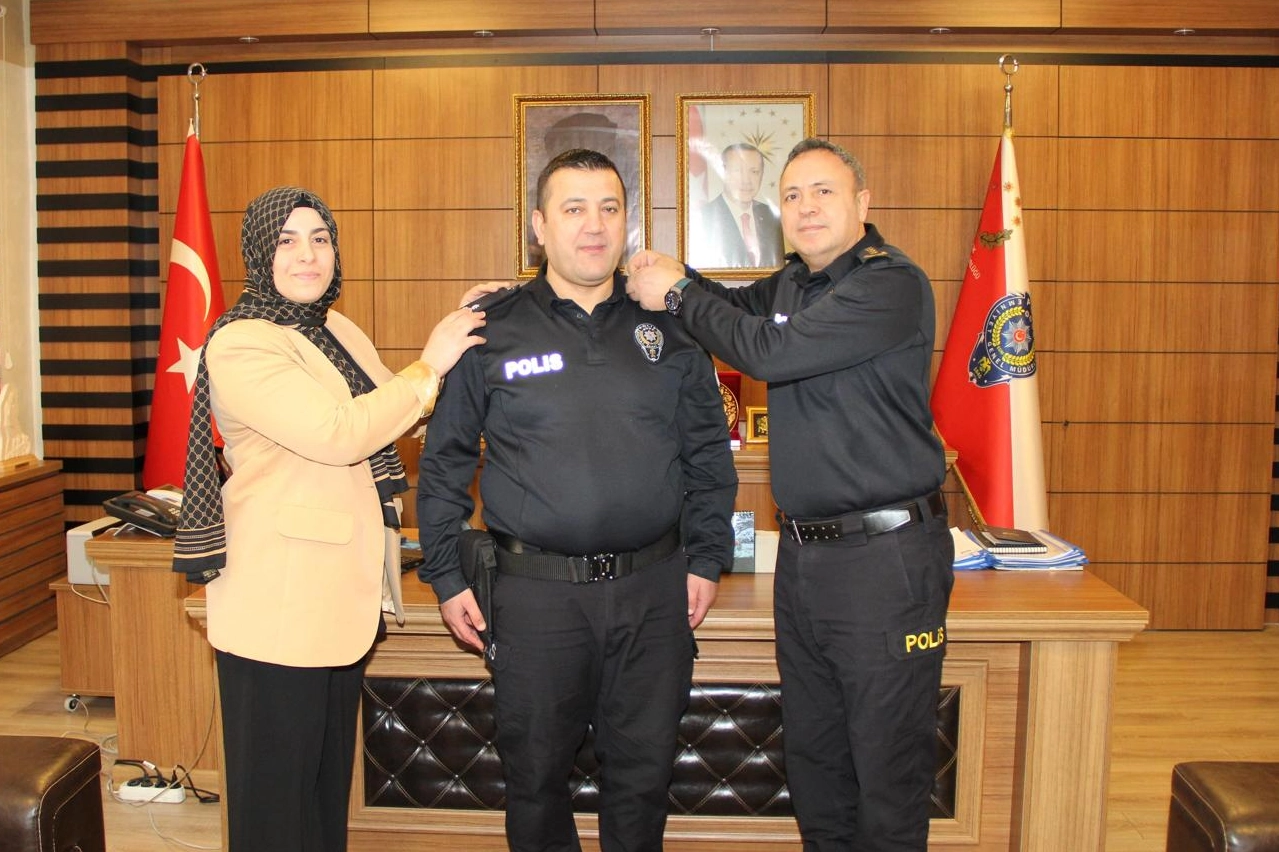 Bilecik Pazaryeri'nde başarılı Emniyet Amirine apoletleri eşi taktı 