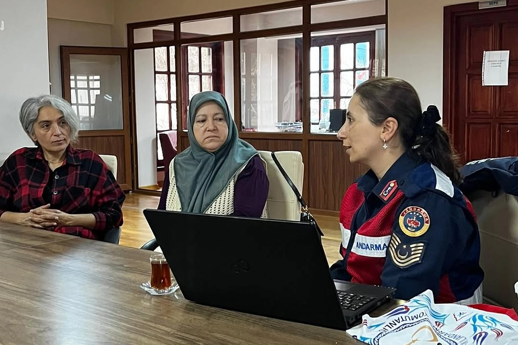 Bilecik Jandarması'ndan kadınlara bilgilendirme 