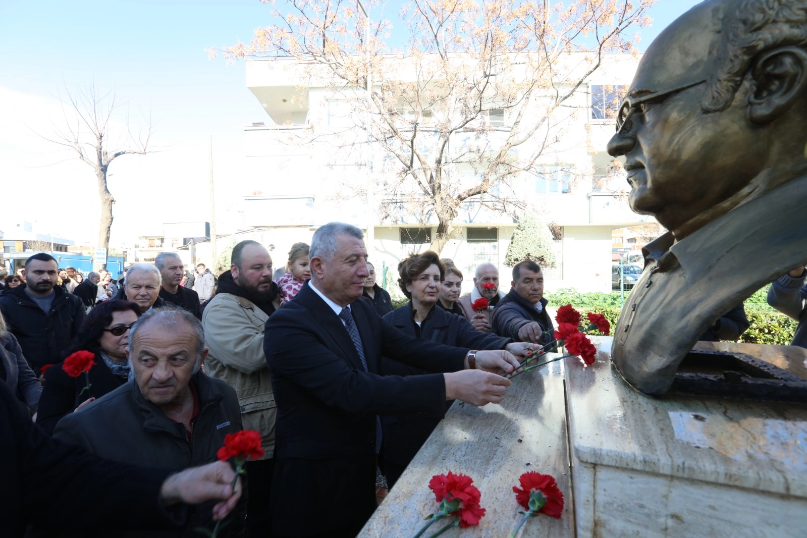 İzmir Güzelbahçe'de Uğur Mumcu büstü ve ismiyle yaşatılıyor 