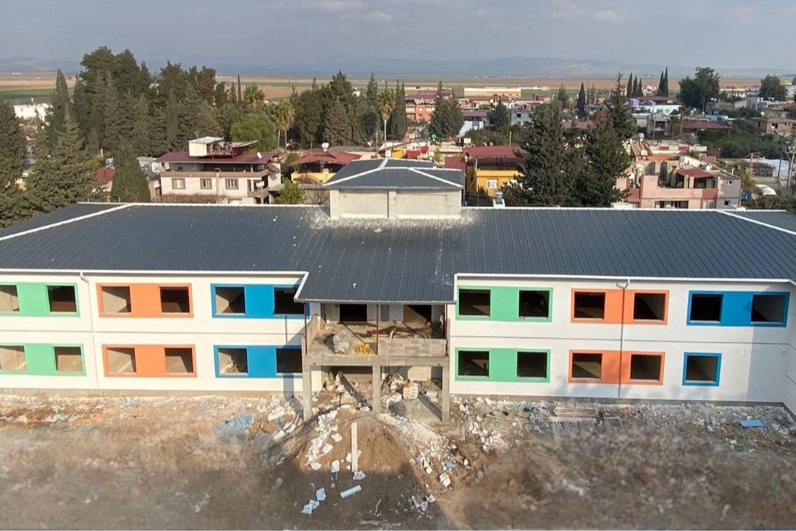 Kocaeli, elini Hatay'dan çekmedi... Hatay’daki okulun kabası bitti, ince işçiliği başladı 