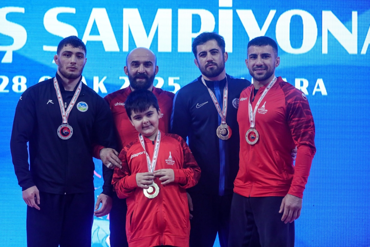 İzmirli güreşçiler Başkent'ten madalyalarla döndü 