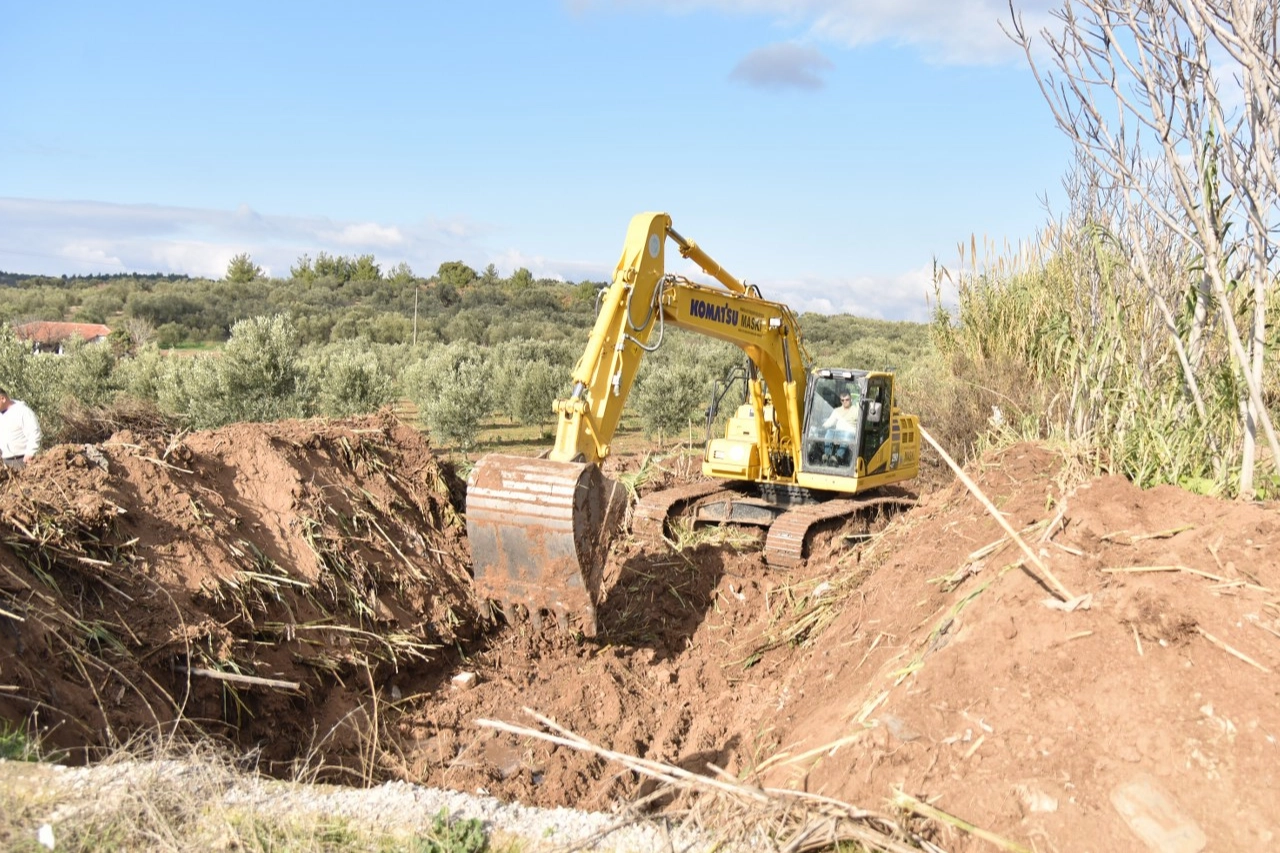 Manisa Büyükşehir 10 yıldır temizlenmeyen derelere el attı 