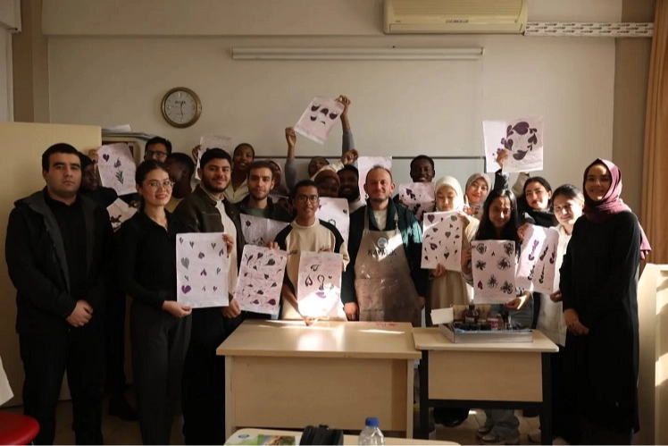 KAYMEK'ten yabancı öğrencilere 'ebru' eğitimi 